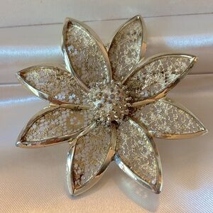Gorgeous vintage gold tone flower brooch!!